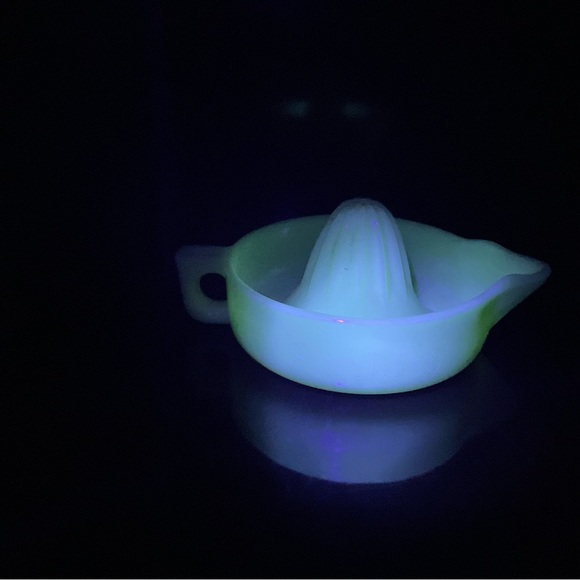 McKee Large Vintage Uranium Yellow Custard Glass Sunkist Juicer Citrus Reamer - Picture 3 of 12